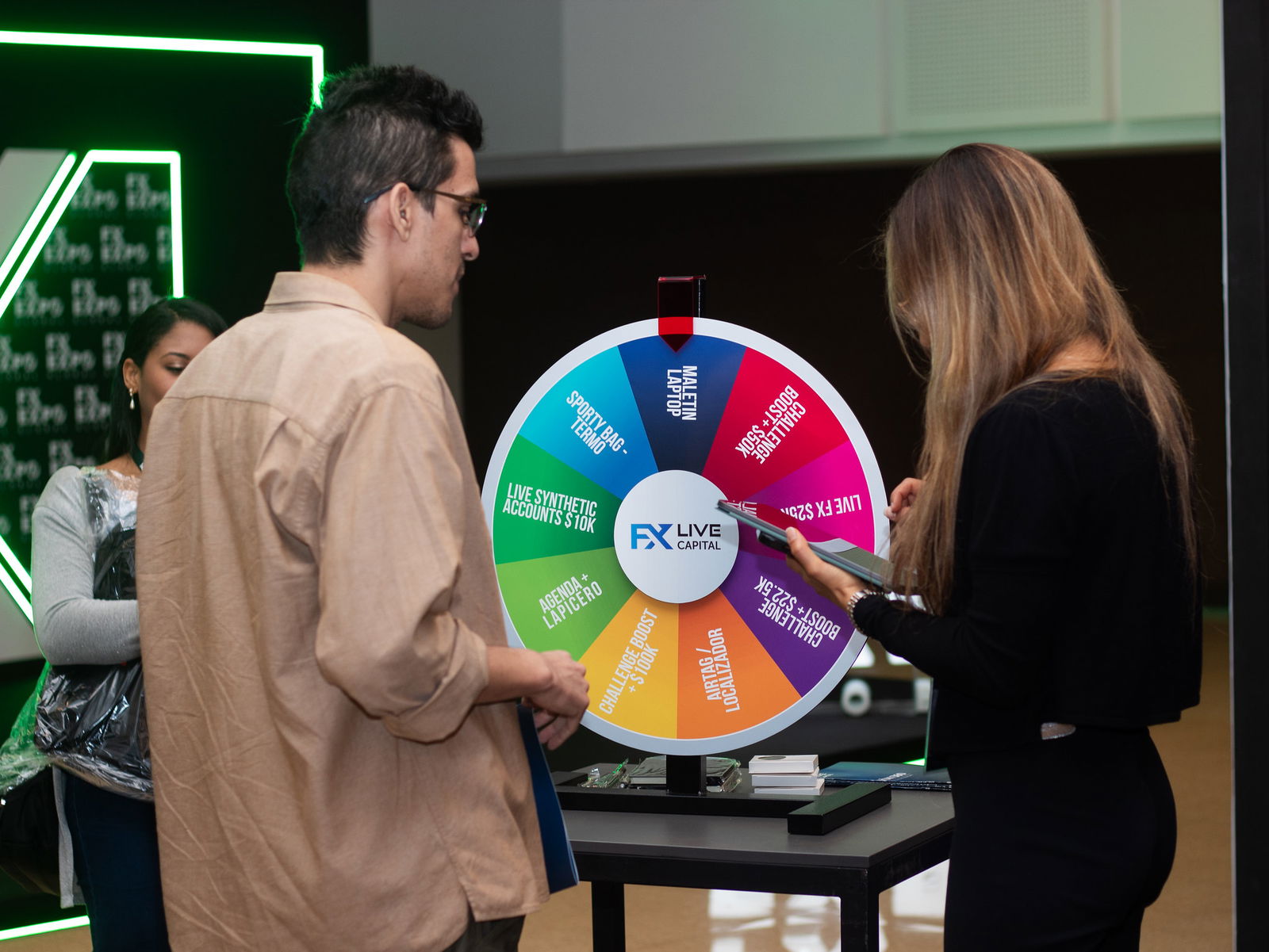 أرضية FX Expo نابضة بالحركة
