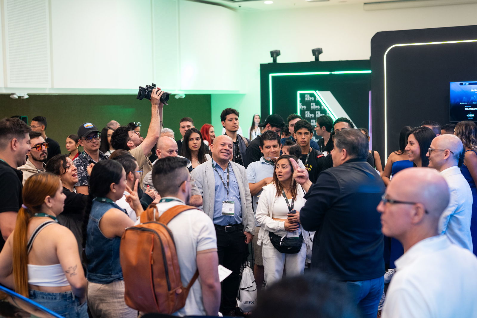 أرضية FX Expo نابضة بالحركة
