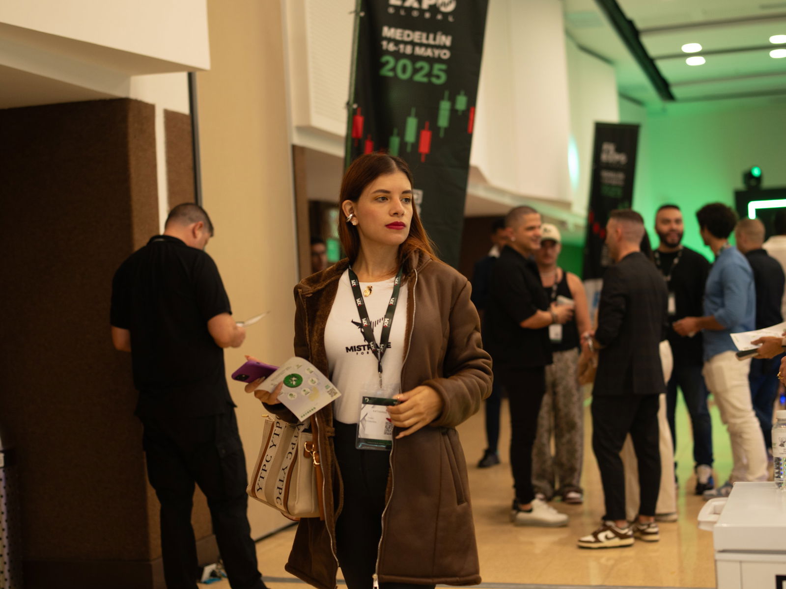 أرضية FX Expo نابضة بالحركة