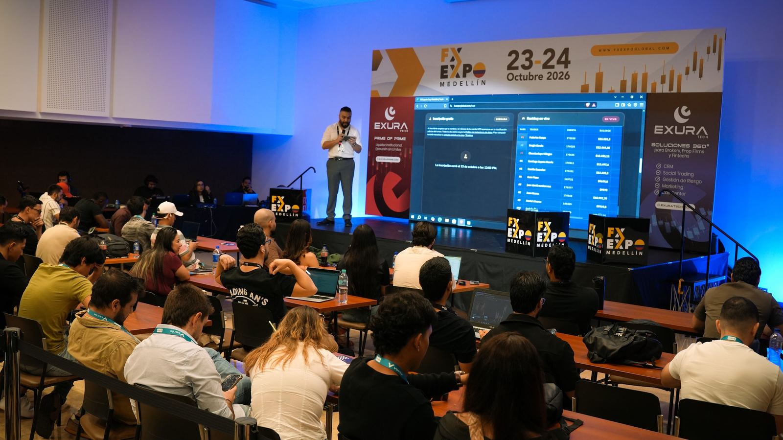 Le classement en direct de la FX Experts Cup sur l'écran de la scène principale de FX Expo Medellín 2026