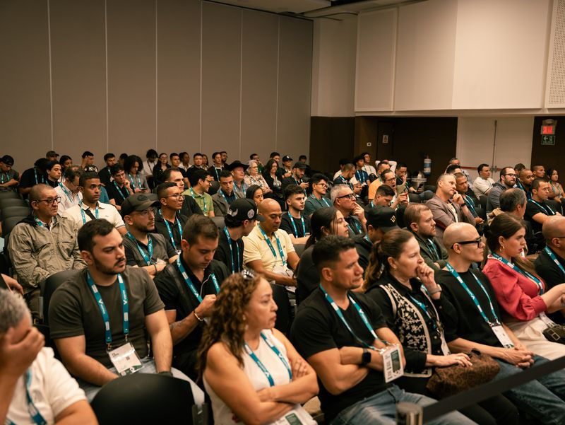 Salle comble pendant une conférence sur la scène principale