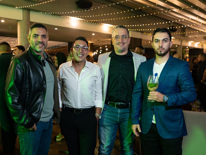 Quatre invités posent lors de la soirée VIP