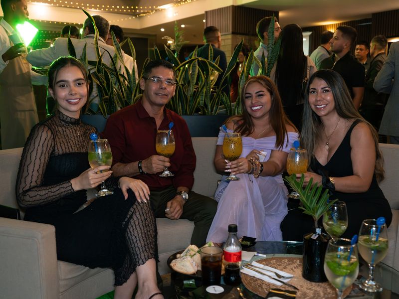 Des invités trinquent sur un canapé lors de la soirée VIP
