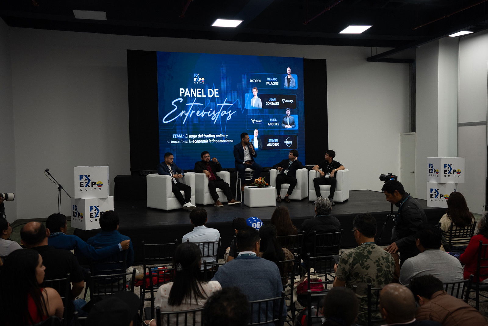 Panel de entrevistas en el escenario de FX Expo Quito 2026