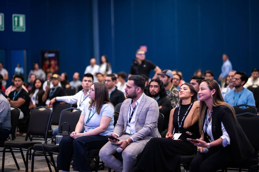 جمهور يستمع إلى محاضرة في FX Expo Guadalajara 2026