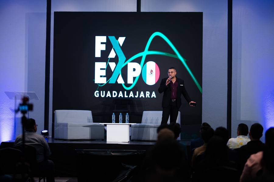 Escenario principal con el logo de FX Expo Guadalajara durante una sesión en febrero de 2026